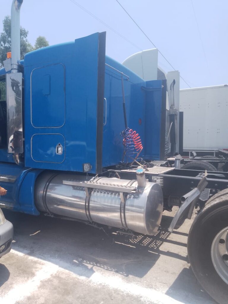 TRACTOCAMIÓN KENWORTH