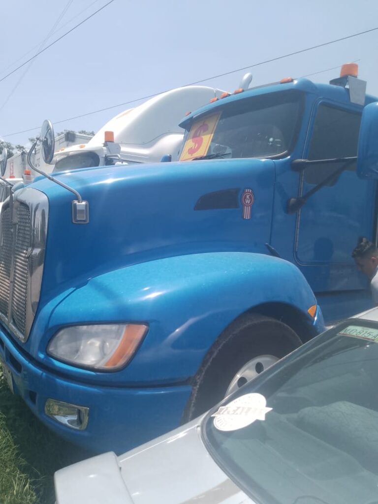 TRACTOCAMIÓN KENWORTH