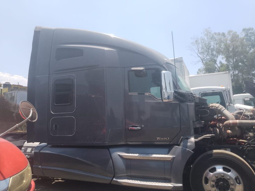 TRACTOCAMIÓN KENWORTH