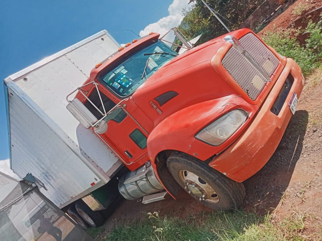 CAMION TORTON MARCA KENWORTH CON CAJA SECA EXCELENTES CONDICIONES MECANICAS