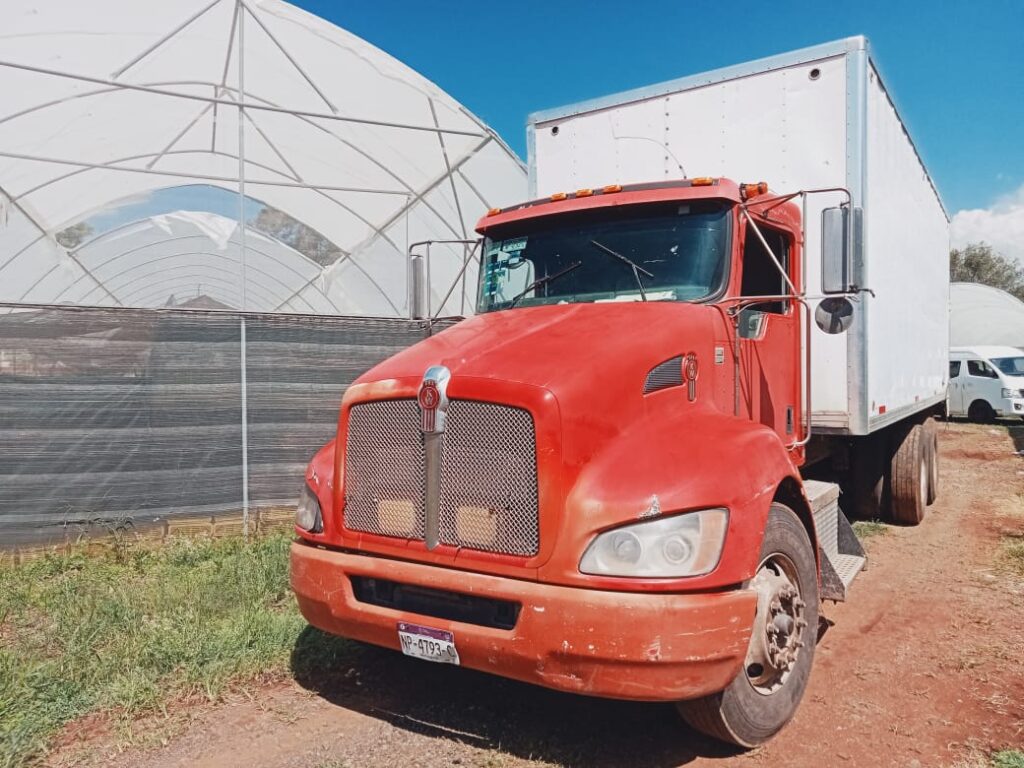 CAMION TORTON MARCA KENWORTH CON CAJA SECA EXCELENTES CONDICIONES MECANICAS