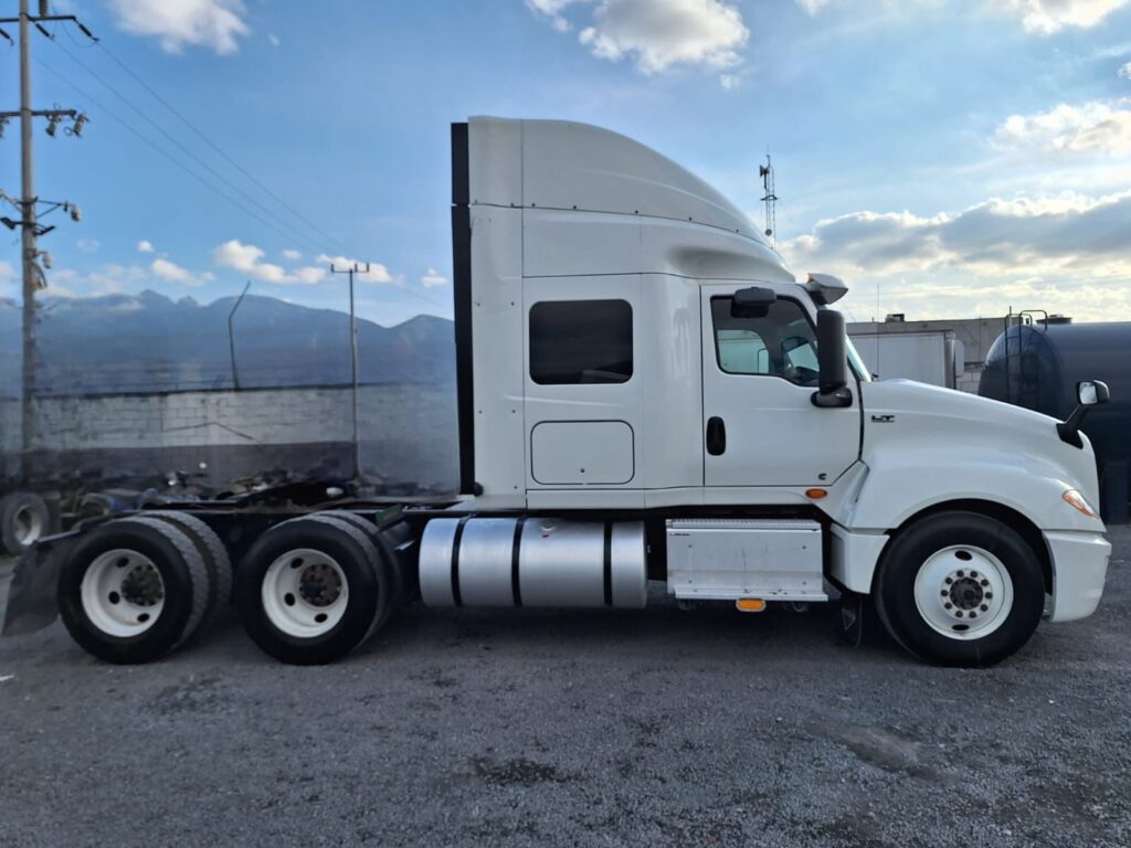 Tractocamión International LT 2023