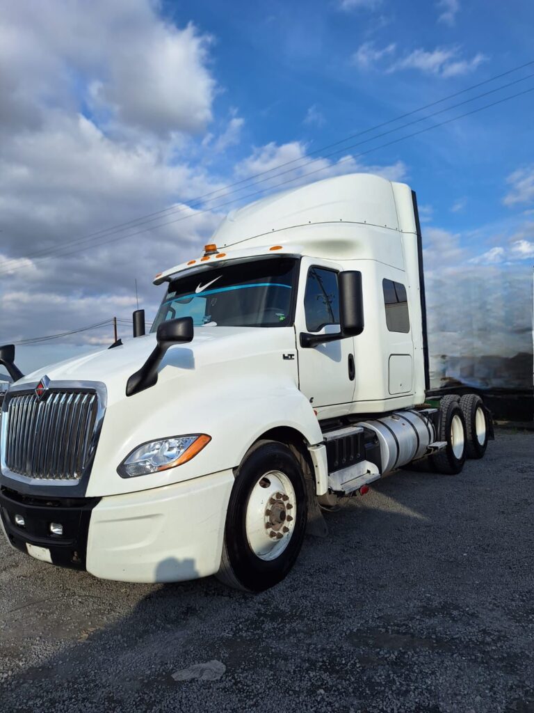 Tractocamión International LT 2023