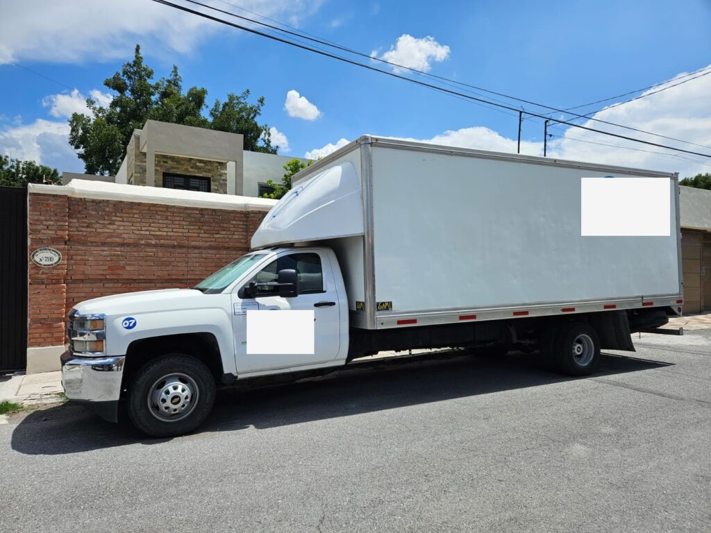 Camioneta de 3.5 Ton, caja seca de 20 pies