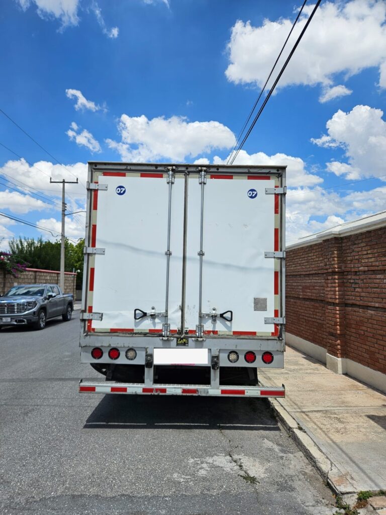 Camioneta de 3.5 Ton, caja seca de 20 pies