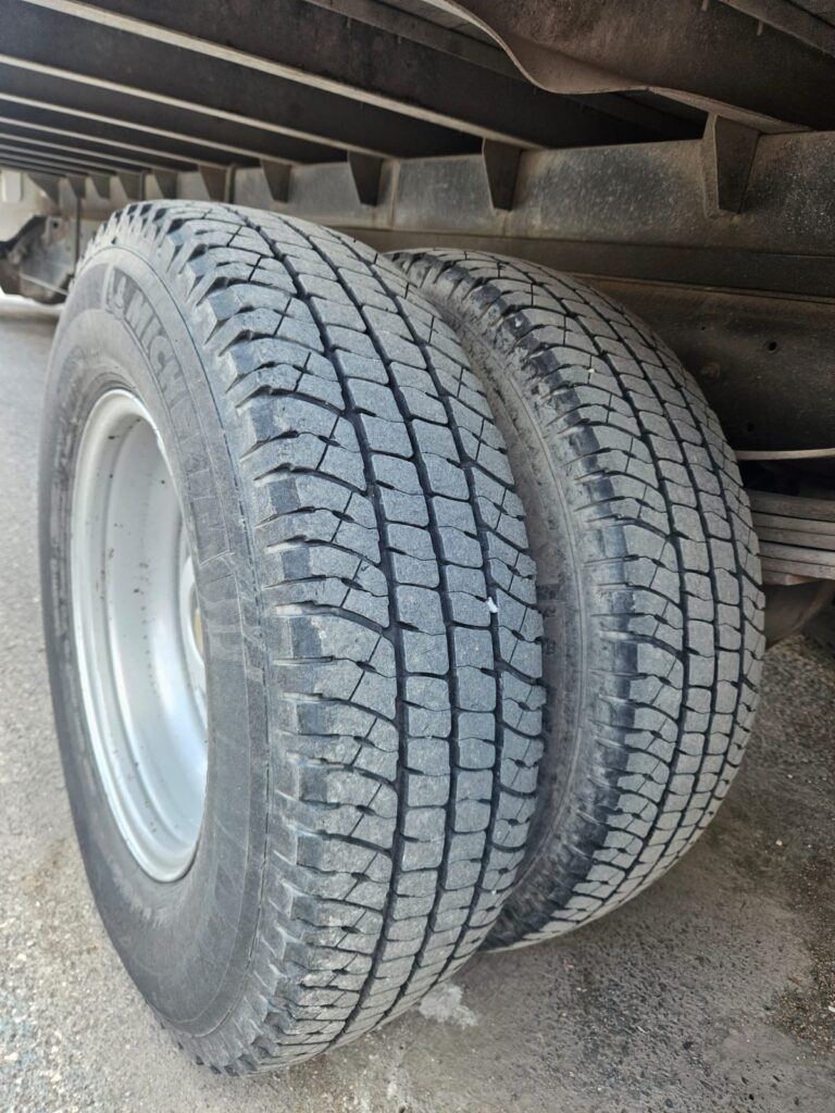 Camioneta de 3.5 Ton, caja seca de 20 pies