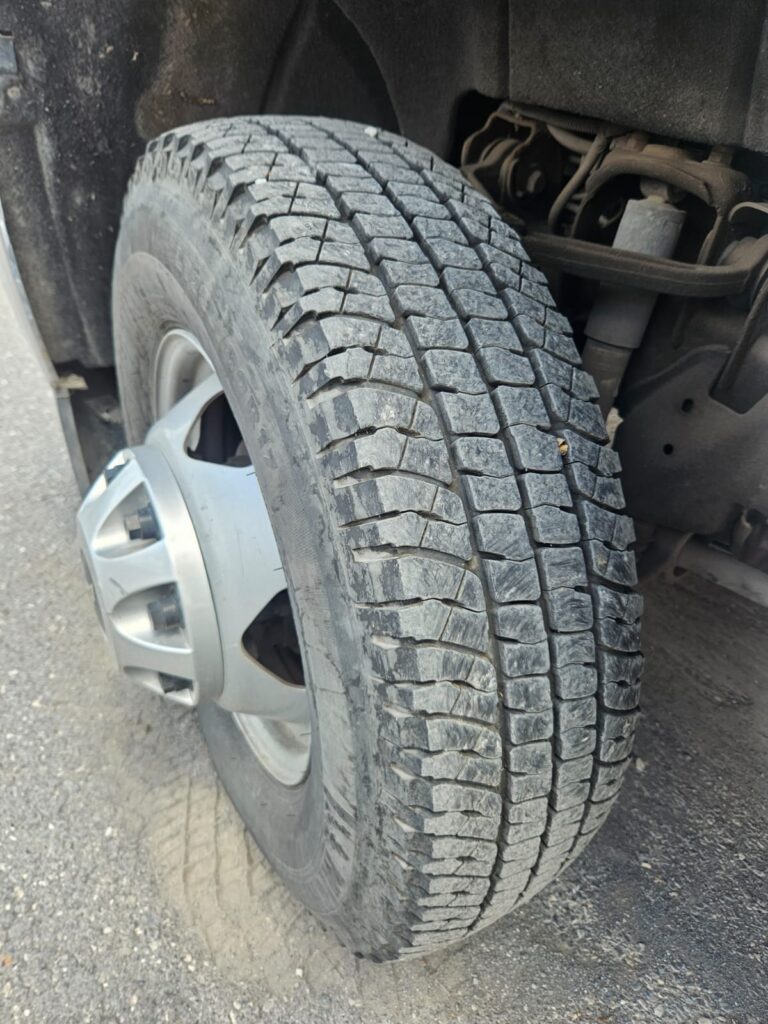 Camioneta de 3.5 Ton, caja seca de 20 pies