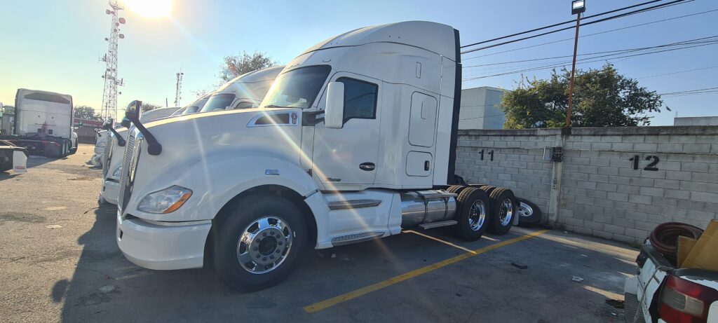 Kenworth T680 2015 ISX 18V 46K LIBRAS
