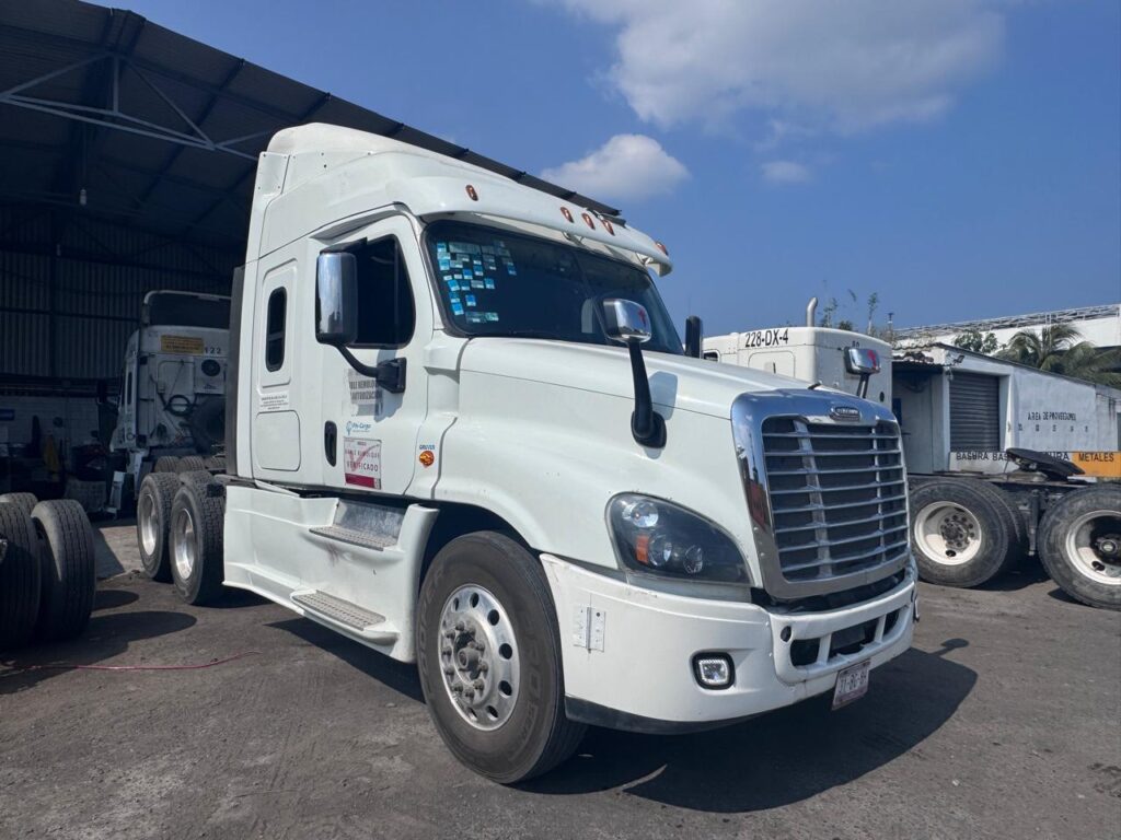 Venta de 4 tractocamiones