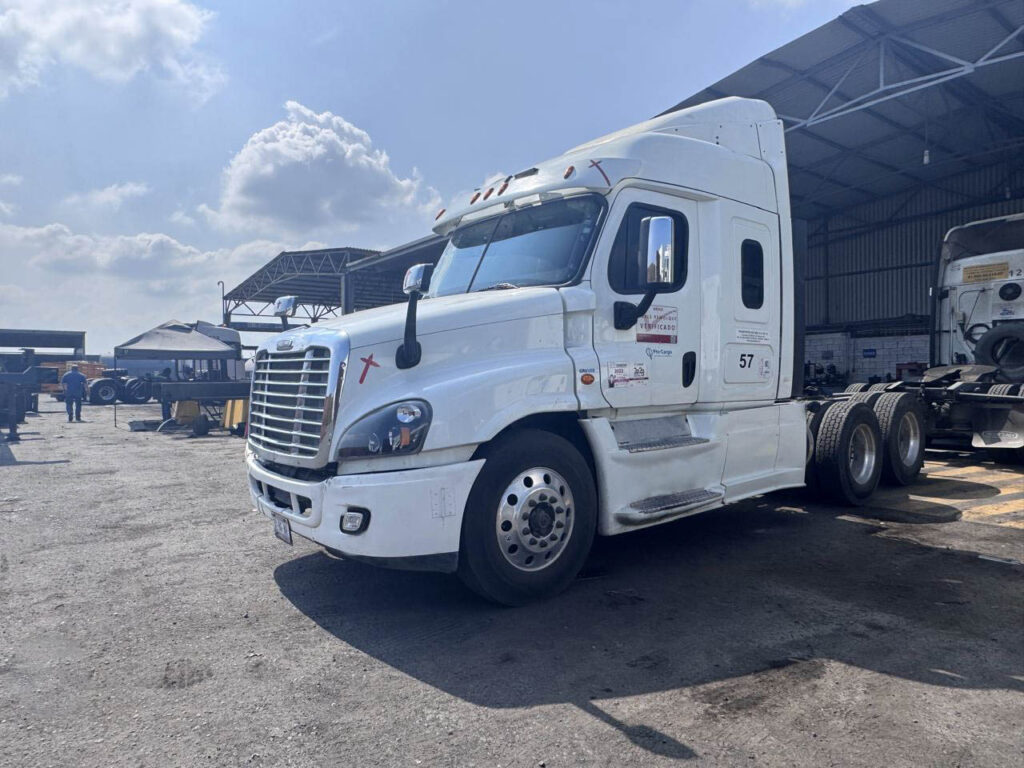 Venta de 4 tractocamiones